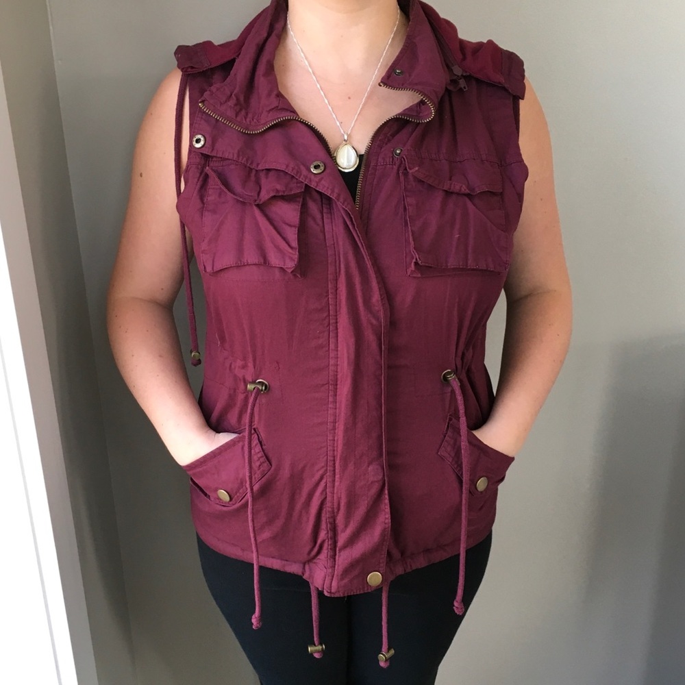 Cute cargo vest. Burgundy